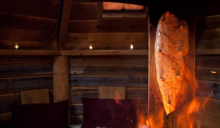 Flammlachs am offenen Feuer bei Singlereisen in Schwedisch-Lappland für Singles & Alleinreisende.