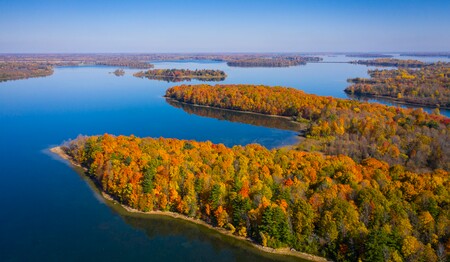 Luftaufnahme der Thousand Islands im herbstlichen Sankt-Lorenz-Strom während einer Singlereise durch Kanada.