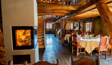 Ein brennender Kamin und hölzerne Balken im gemütlichen Gastraum des Restaurants sorgen für eine tolle Atmosphäre für Singles & Alleinreisende.