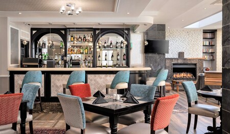 Gedeckte Tische im Restaurant mit Blick zur Bar: Singles & Alleinreisende buchen bei singlereisen.de