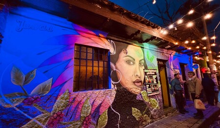 Singlereise Kolumbien: Beleuchtete Streetart in den Gassen von Bogota.