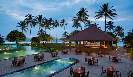 Hikka Tranz Außenpool mit Poolbar für Singles & Alleinreisende in Hikkaduwa