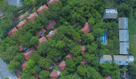 Blick von oben auf die Hotelanlage Kassapa Lions Rock – Singlereise durch Sri Lanka.