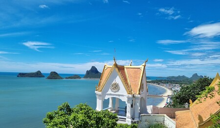 Blick vom Mirror Mountain auf Tempel und Bucht – Station einer Singlereise in Thailand