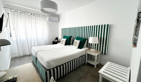 Modernes Doppelzimmer im HS Milfontes Beach Hotel