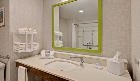 Modernes Badezimmer mit Dusche, WC und Föhn im Hotel Hampton Inn by Hilton Brockville für Singlereisen und Alleinreisende.