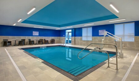 Pool im Hotel Hampton Inn by Hilton Brockville für Singlereisen und Alleinreisende.