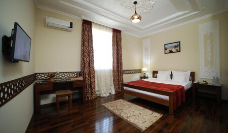 Ein klimatisiertes Standard-Doppelzimmer zur Einzelnutzung im Hotel Arkanchi für Singlereisen nach Usbekistan.