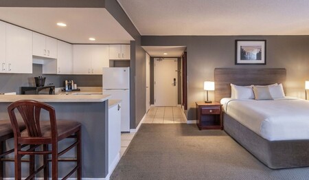 Modernes Zimmer mit Doppelbett und integrierter Küchenzeile im Hôtel Faubourg Montréal auf Singlereisen durch Kanada.