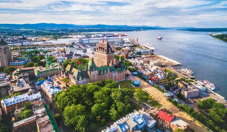 Luftbild der historischen Altstadt von Quebec City und des Sankt-Lorenz-Stroms, Ziel der Kanada-Rundreise für Alleinreisende.
