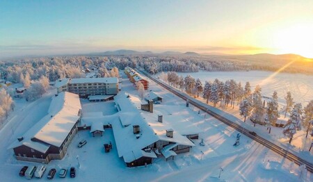 Verschneites Hotel Laponia in Arvidsjaur für Singlereisen in Schwedisch-Lappland.