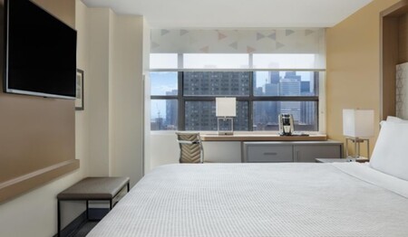 Komfortables Hotelzimmer mit Bett, Schreibtisch und Stadtblick im Hotel Holiday Inn Toronto Downtown Centre für Singlereisen.