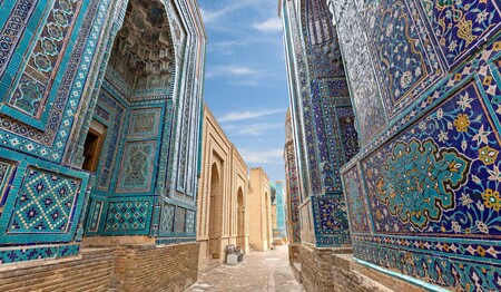 Blaue Mosaiken der Shahi Zinda Nekropole in Samarkand an der Seidenstraße auf der Rundreise Usbekistan für Singles & Alleinreisende.