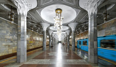 Prachtvolle Metro-Station Mustaqillik Maydoni in Taschkent mit Marmorsäulen, Kronleuchtern und einer blauen U-Bahn.