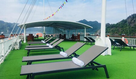 Sonnendeck des Schiffs in der Halong-Bucht: Singles & Alleinreisende buchen bei singlereisen.de