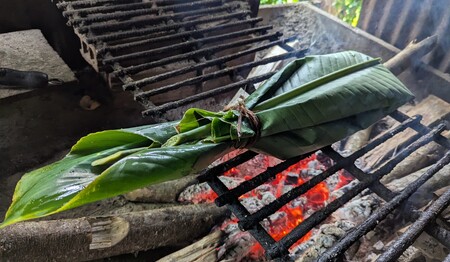 Singlereise Amazonas: Zubereitung von Fisch nach lokaler Art über Holzkohle.