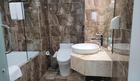 Badezimmer im Luxor Boutique Hotel auf Ihrer Rundreise Vietnam & Kambodscha für Singles & Alleinreisende