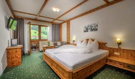 Im gemütlichen Doppelzimmer im Hotel Hubertushof den Wanderurlaub genießen