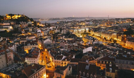 Blick auf Lissabon am Abend mit Altstadt und Tejo – Singlereisen Portugal für Alleinreisende