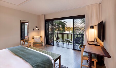 Geräumiges Schlafzimmer der Unterkunft mit Ausblick ins Grüne: Singles & Alleinreisende buchen bei singlereisen.de