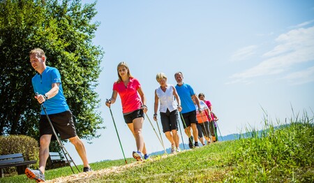Aktivurlaub für Singles in der Landschaft von Bad Griesbach mit Nordic-Walking im Kurpark
