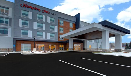 Außenansicht des Hotelgebäudes Hampton Inn by Hilton Brockville mit Parkplatz für Singlereisen und Alleinreisende.