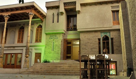 Eingangsbereich des Hotels Fatima in der Altstadt von Buchara auf einer Rundreise durch Usbekistan.