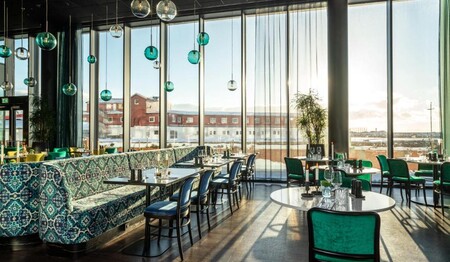 Das lichtdurchflutete Hotelrestaurant bietet der Singlegruppe von Singlereisen.de viel Platz für gemeinsame Stunden.