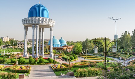 Der weitläufige Gedenkkomplex Shahidlar Xotirasi mit einer blauen Rotunde und gepflegten Gärten in Taschkent, Usbekistan.