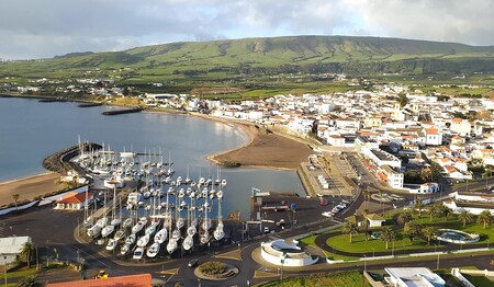 Blick auf Angra do Heroismo – Singlereise Azoren für Alleinreisende