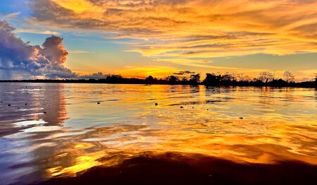 Singlereise Amazonas: Dämmerung und Abendhimmel über dem Fluss.
