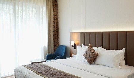 Standard Doppelzimmer Surya Kaiser Palace Varanasi auf Ihrer Rundreise Indien & Nepal für Singles & Alleinreisende