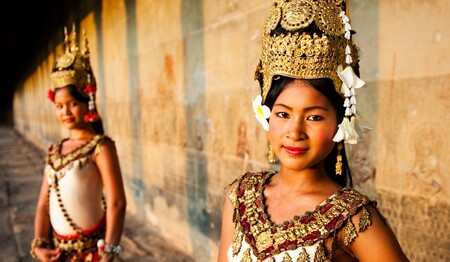 Singlereisen in Kambodscha: Eine kunstvoll gekleidete Apsara-Tänzerin bei einer traditionellen Aufführung für Singles & Alleinreisende.