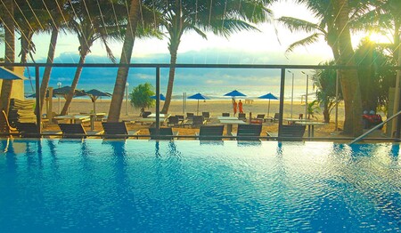 Pool mit Meerblick im Bacon Beach auf Sri Lanka auf einer Singlereise.