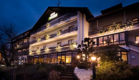 Festliche Atmosphäre im Singleurlaub beginnt schon am Hotel