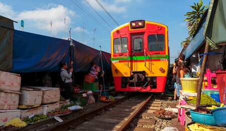 Einzigartig in Thailand: Der berühmte Train Market – erleben, wie der Zug mitten durch den Markt fährt