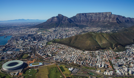 Luftaufnahme von Kapstadt mit Tafelberg und Stadion: Singles & Alleinreisende buchen bei singlereisen.de