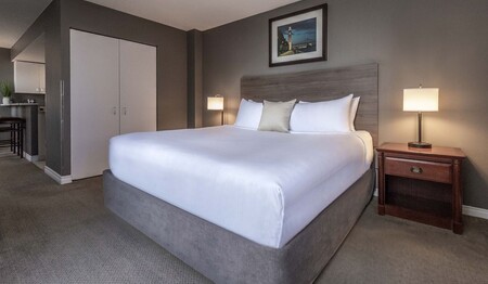 Gemütliches Studio-Zimmer mit großem King-Bett und viel Platz auf Singlereisen im Hôtel Faubourg Montréal.