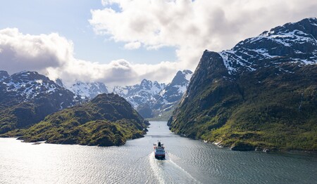 Hurtigruten Signatur-Schiff in der spektakulären Kulisse des norwegischen Trollfjords