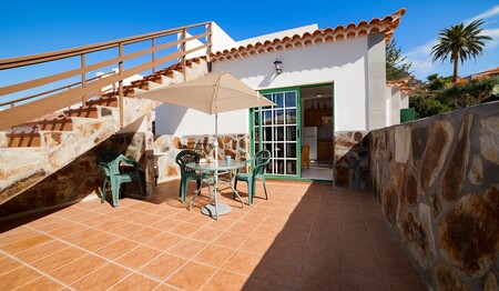 Ausblick genießen für Singles & Alleinreisende: Private Terrasse im Apartamentos Aurora auf La Gomera.