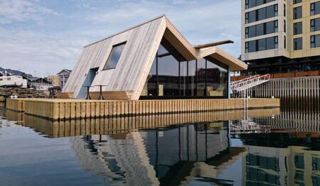 Die schwimmende Fjord-Sauna des Hotels bietet für Singles & Alleinreisende pure Entspannung direkt auf dem Wasser.