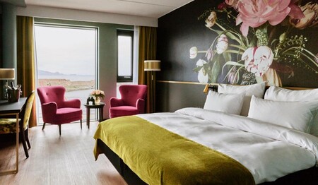 Ein modernes Superior-Zimmer im nordischen Stil für Singles & Alleinreisende im Thon Hotel Svolvær.