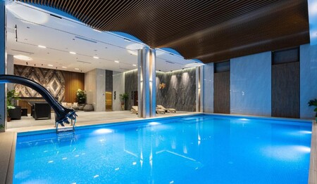 Der beleuchtete Indoor-Pool im Wellnessbereich des Hotels Shamsan lädt nach den Ausflügen zum gemeinsamen Relaxen ein.