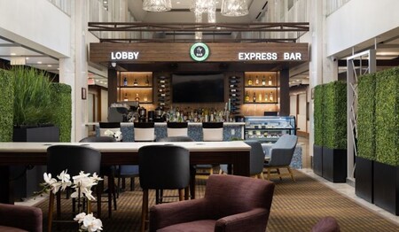 Lobby-Bar und Sitzecken im Hotel Holiday Inn Toronto Downtown Centre für Singlereisen und Alleinreisende.