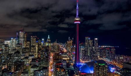 Nächtliche Skyline von Toronto mit dem CN Tower, unweit vom Hotel Holiday Inn Downtown Centre für Singlereisen.