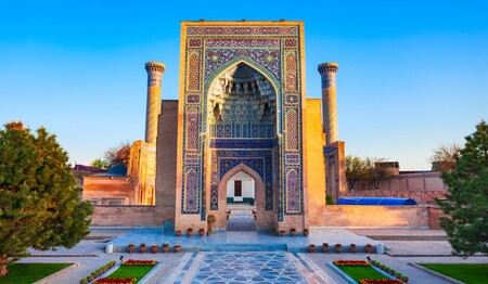 Das prachtvolle Gur-Emir-Mausoleum in Samarkand, ein architektonisches Meisterwerk auf der Rundreise Usbekistan für Singles & Alleinreisende.