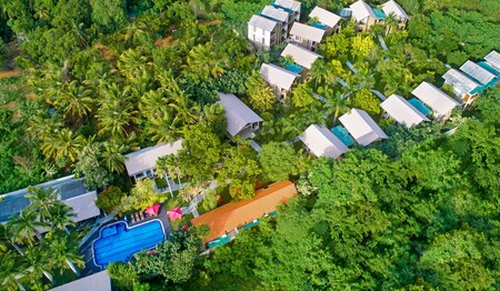 Chaarya Resort Anlage von oben eingebettet in die Natur für Singles & Alleinreisende