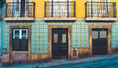 Typisches Haus mit bunten Azulejos in Portugal – Singleurlaub in Lissabon erleben