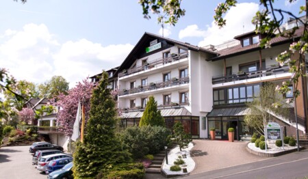 Außenansicht vom Hotel Birkenhof im Spessart zur Übernachtung für Wanderreisen mit singlereisen.de