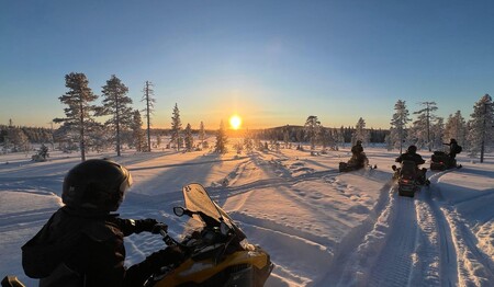 Schneemobil-Tour im warmen Licht des arktischen Sonnenuntergangs in Schwedisch-Lappland für Singles & Alleinreisende.